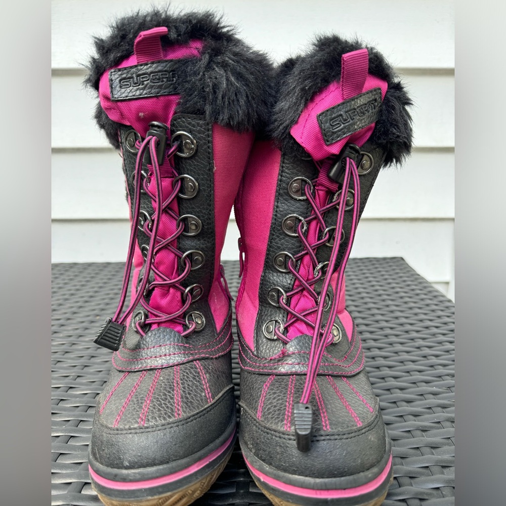EUC Superfit Canadian waterproof insulated snow boots. Youth size 4.